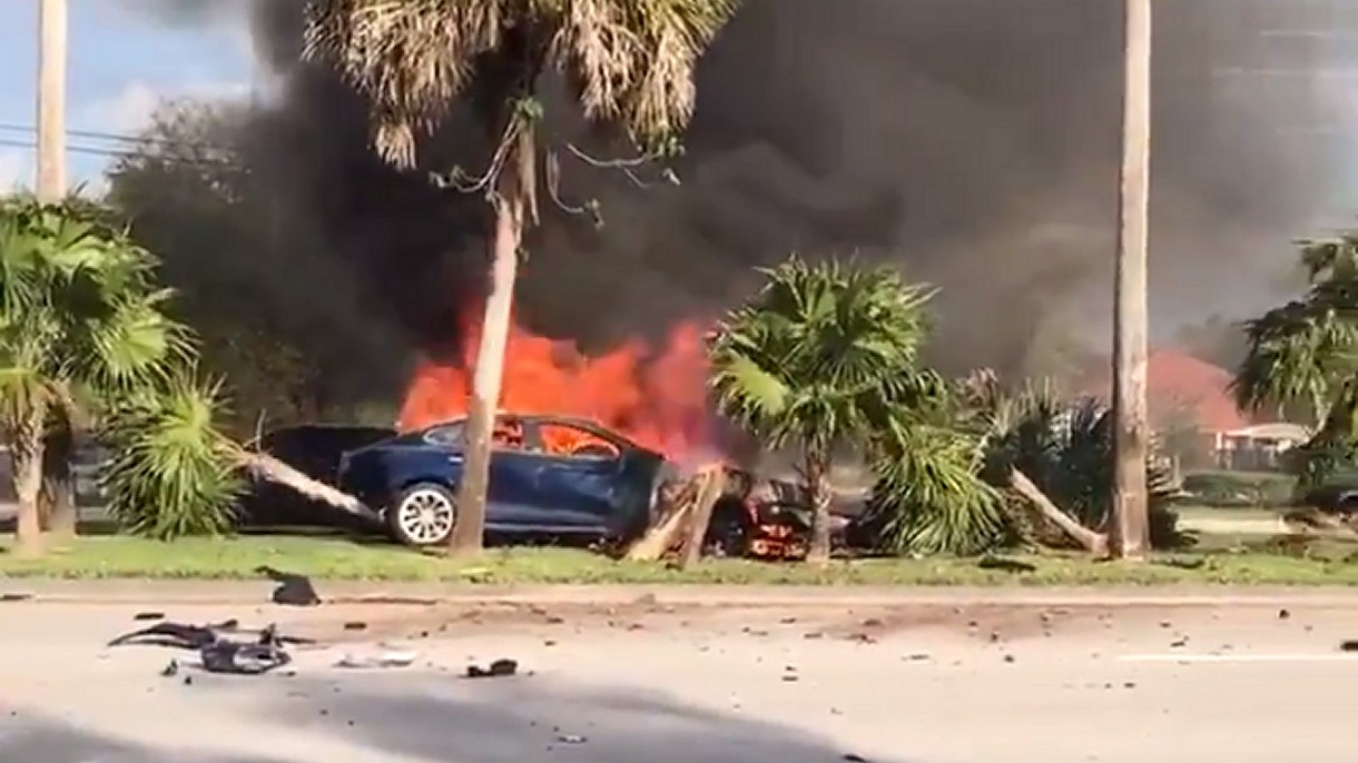 Водитель Тесла сгорел заживо после аварии, потому что ... дверная ручка не открылась (видео)