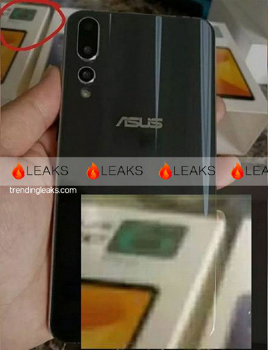 Серийный вариант смартфона Asus Zenfone 6 c градиентной тыльной панелью и тройной камерой позирует на фото