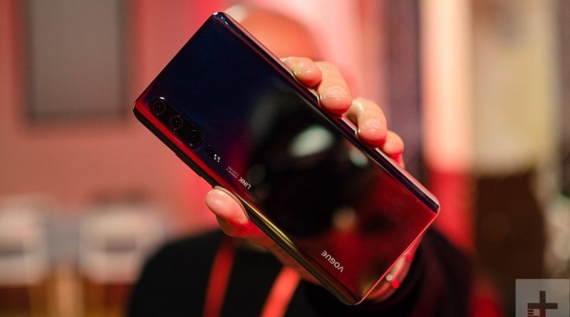 Huawei P30 Pro позирует на живых фото