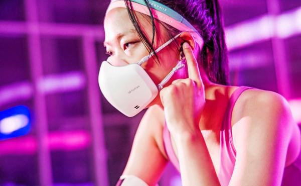 LG разработала защитную маску со встроенными микрофоном и динамиком