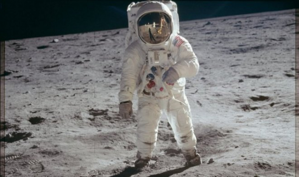 Профессиональный художник показал, что на самом деле видел Базз Олдрин на Луне