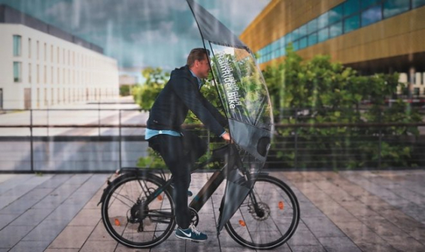 Необычный дорожный аксессуар Softtop защитит велосипедистов от дождя и слякоти