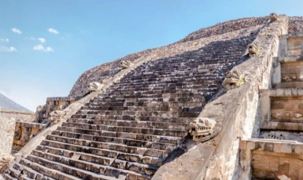 Под мексиканской пирамидой найдено сохранившееся подношение Богу-Змею 2000-летней давности