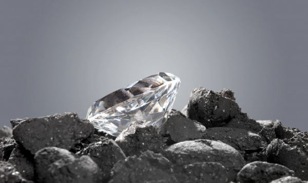 Китайские ученые создали суперстекло, которое способно поцарапать алмаз