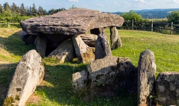 Раскопки вблизи знаменитого «Камня Артура» в Уэльсе раскрыли его историю