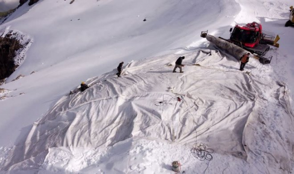 В Швейцарии активно шьют гигантские одеяла для защиты ледников