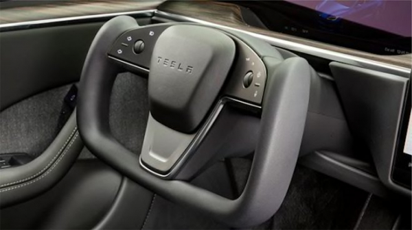 Tesla предлагает автомобилистам сменить привычный руль на футуристический штурвал