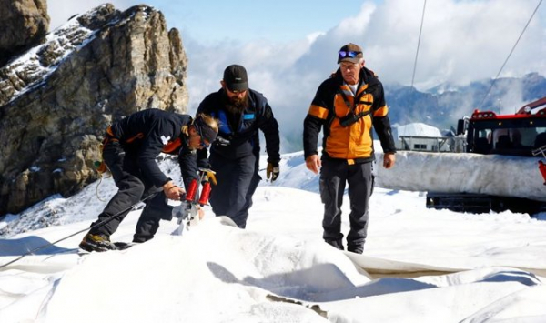 В Швейцарии активно шьют гигантские одеяла для защиты ледников