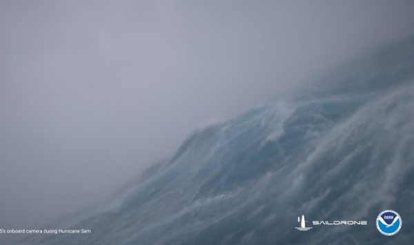 Беспилотник Saildrone передает драматичные видео из самого сердца урагана Сэм