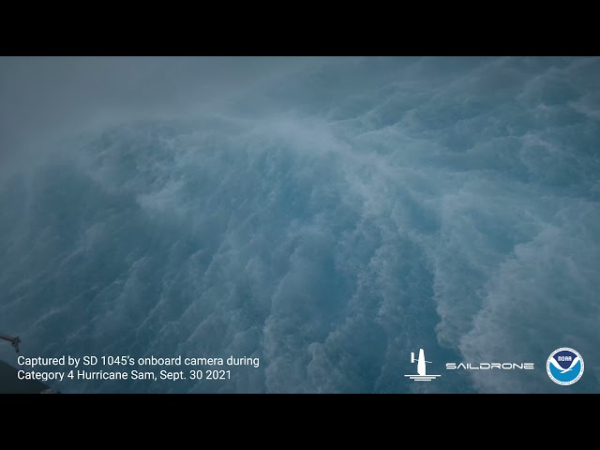 Беспилотник Saildrone передает драматичные видео из самого сердца урагана Сэм