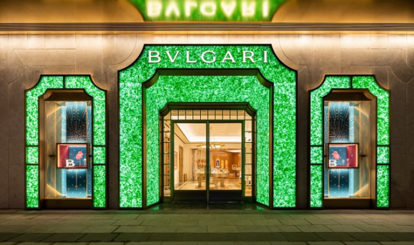 Переработанные бутылки стали частью роскошного фасада магазина Bvlgari