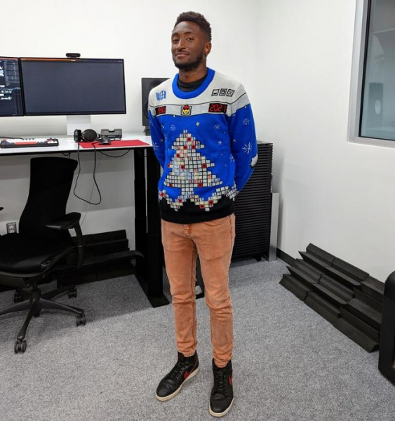 Microsoft запустила в продажу очередной «уродливый» свитер в стиле игры «Сапер»