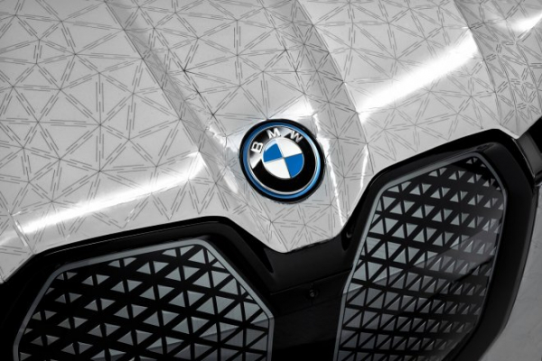 BMW представила концепт iX Flow с покрытием из электронных чернил