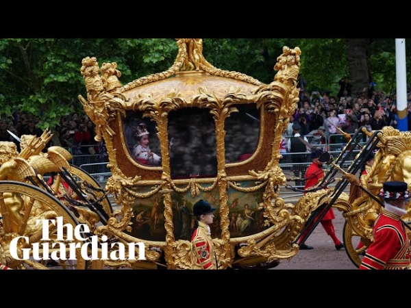 В юбилей правления Елизаветы II по Лондону торжественно провезли карету с ее голограммой