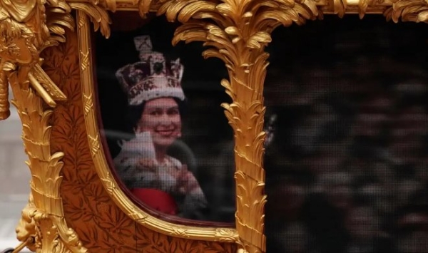 В юбилей правления Елизаветы II по Лондону торжественно провезли карету с ее голограммой