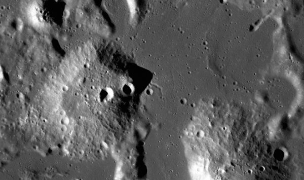 НАСА намерено исследовать два странных купола на поверхности Луны