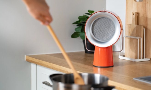 Портативная вытяжка AirHood очистит воздух на кухне от испарений и жира
