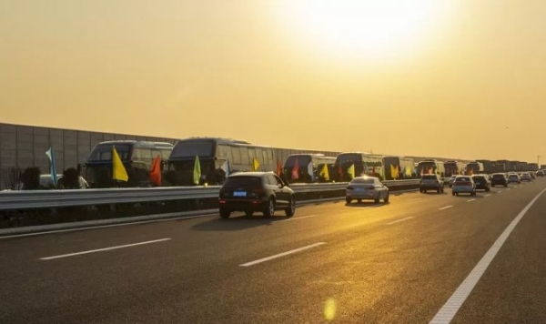 На шоссе в восточном Китае протестировали несколько автомобилей на магнитной подушке