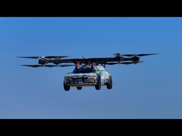 В Китае разработали летающий автомобиль с гигантскими пропеллерами