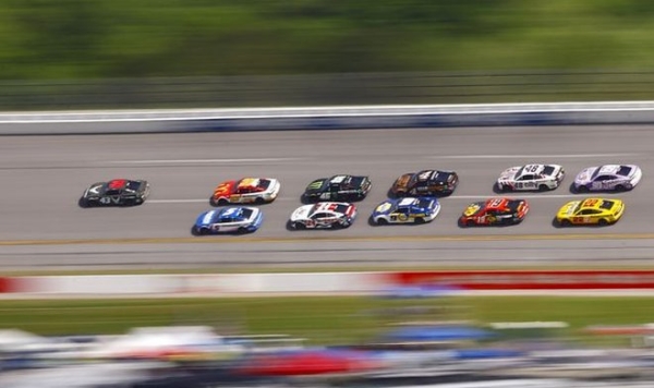 Гонщик NASCAR избежал вылета с чемпионата с помощью смертельно опасного приема из видеоигры
