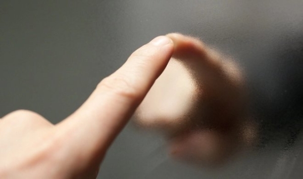 Ученые обнаружили у стекла необычный феномен «жидкой кожи»