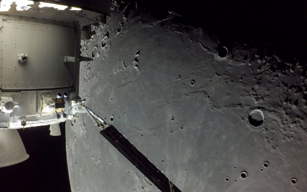 НАСА опубликовало снимки с зонда Orion, сделанные при прощальном облете Луны