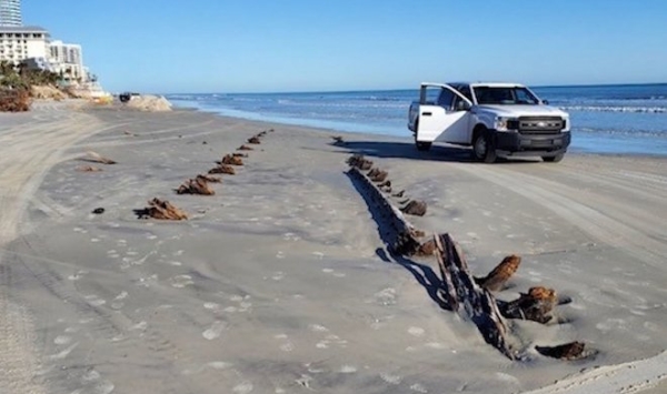 На пляже во Флориде обнаружили остатки неизвестного 30-метрового объекта