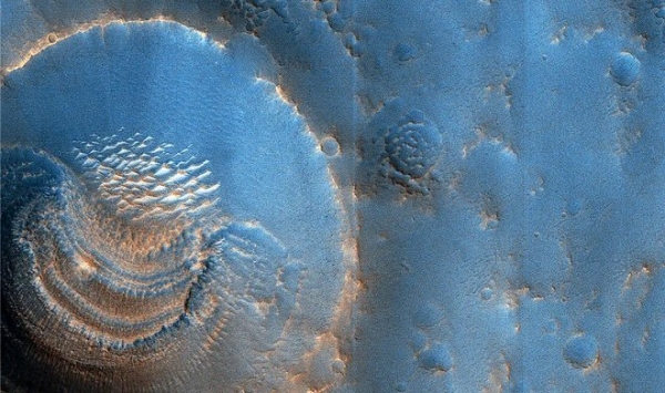 Орбитальные снимки показали странные образования в кратерах Марса