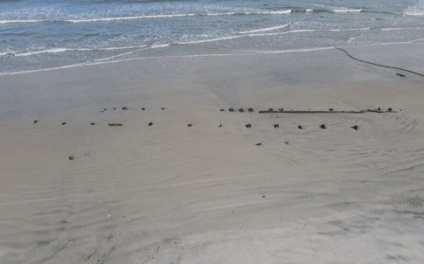 На пляже во Флориде обнаружили остатки неизвестного 30-метрового объекта