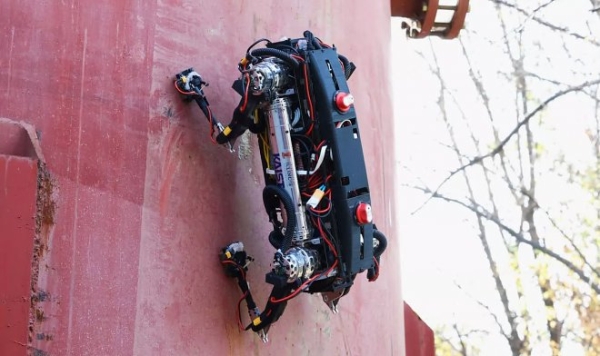 Робот Marvel с магнитными лапами способен передвигаться по стенам и потолку
