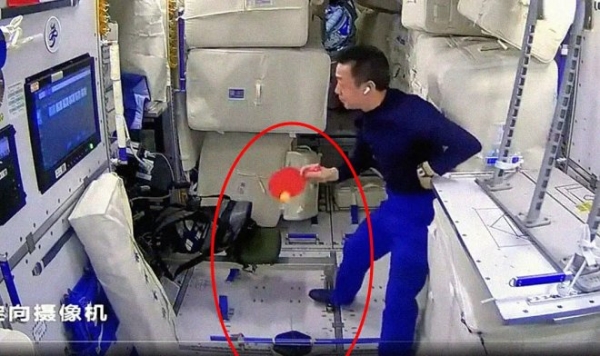 Интернет озадачен роликом с китайским астронавтом, играющим в пинг-понг на космической станции