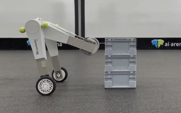 Самобалансирующийся робот evoBOT уверенно справляется с работой грузчика