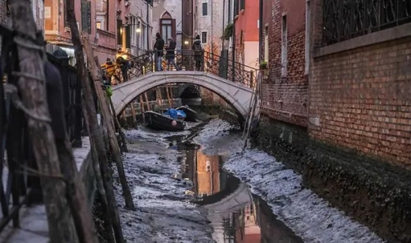 В результате теплой зимы в Венеции пересохли знаменитые городские каналы