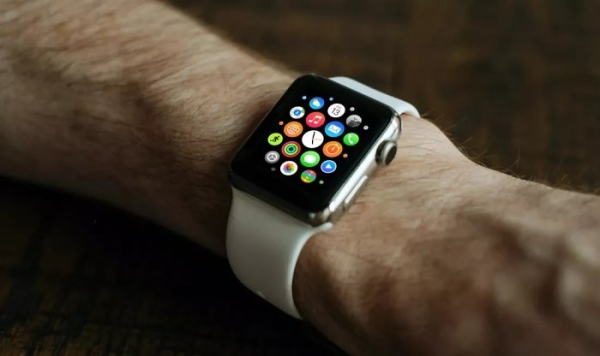 Apple запатентовала технологию, котрая позволит добавить видеокамеру в Apple Watch