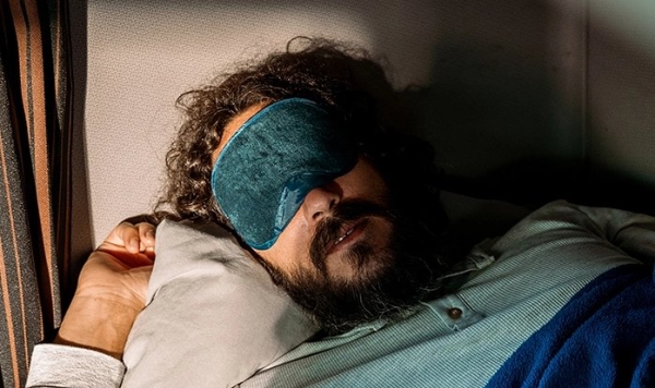 Использование маски для глаз во время сна улучшает память и скорость реакции