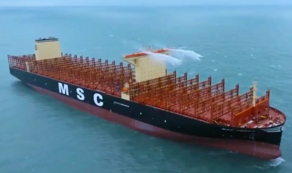 В Китае спустили на воду крупнейший в мире контейнеровоз