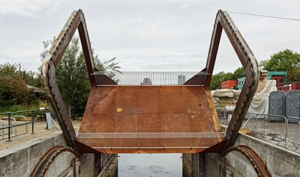 В Англии построили крайне необычный «катящийся» пешеходный мост