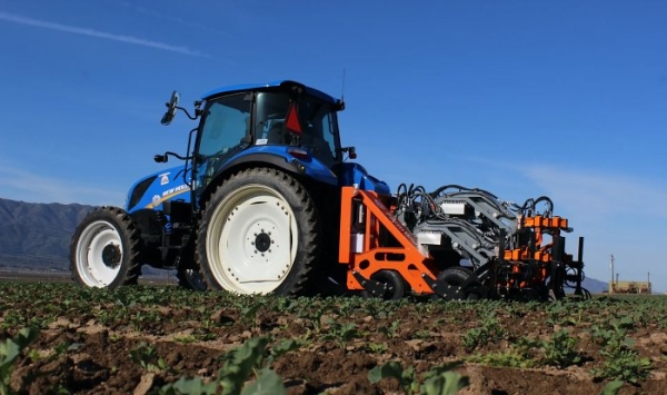 Робот-фермер Vulcan ловко выдергивает сорняки на полях без применения гербицидов