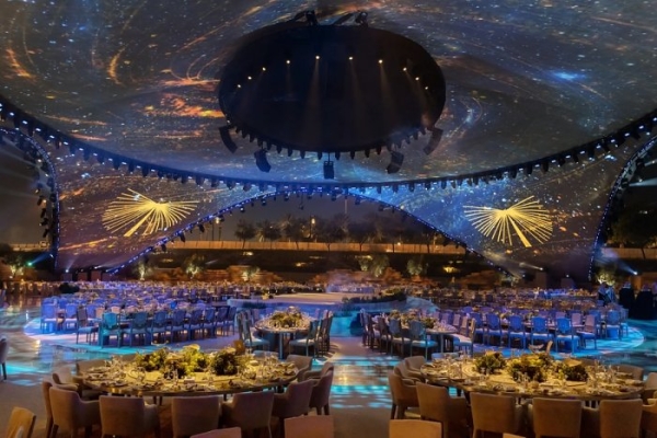 В Саудовской Аравии возвели гигантский временный шатер из 300 тонн бетона