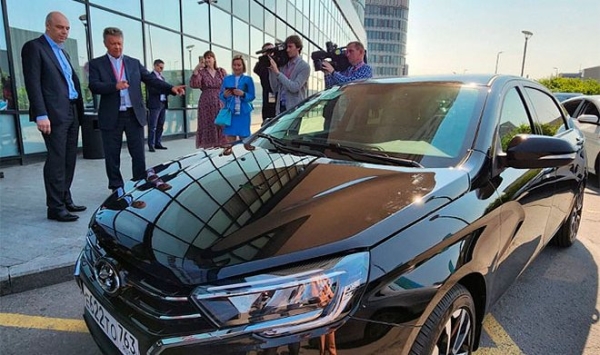 АвтоВАЗ показал на проходящем ПМЭФ крупный седан с именем Lada Aura