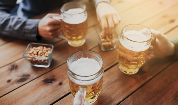 Почему арахис «танцует» в бокале пива