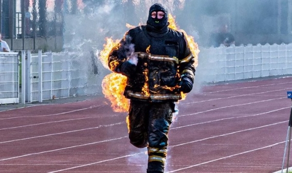 Французский пожарный установил два новых мировых рекорда по бегу в пламени