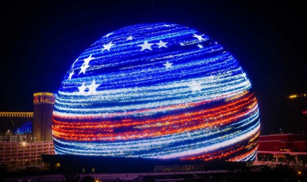 Самый большой сферический экран в мире стал центром роскошного светового шоу