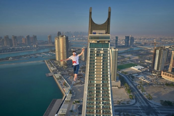 Слэклайнер-рекордсмен прошелся по стропе в небе над Катаром