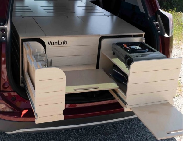 Простой набор Van Lab превратит Tesla Model X или RAV4 в домик на колесах