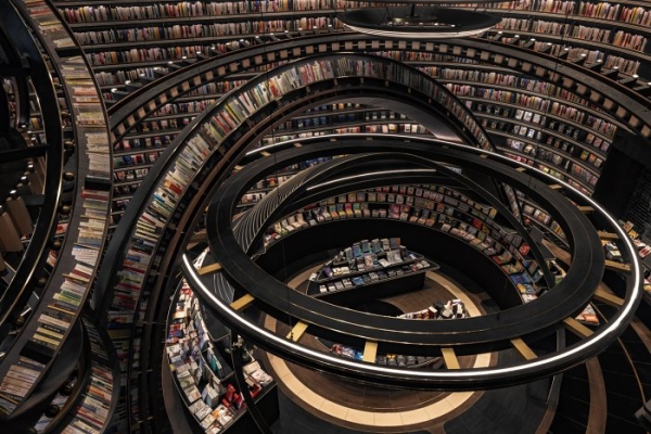 В Китае построили «космический» книжный магазин, дизайн которого поражает воображение