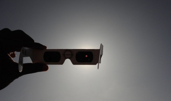 Ушлые дельцы продают очки для наблюдения за солнечными затмениями, которые могут вас навсегда ослепить