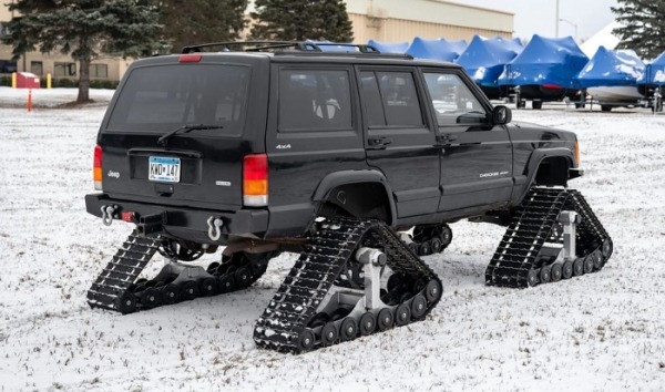 На одном из аукционов появился Jeep Cherokee, превращенный в гусеничный снегоход