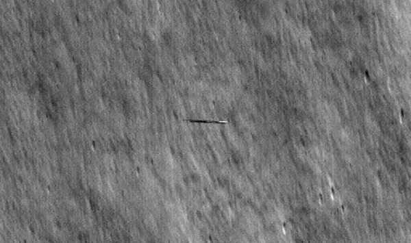 NASA сфотографировало странный объект, летящий над поверхностью Луны