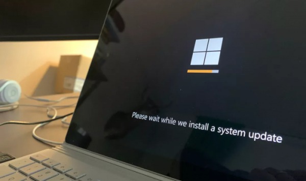 Фейковый экран обновления Windows — настоящий подарок для офисных прокрастинаторов